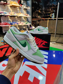 NYK SB DUNK GREY GREEN